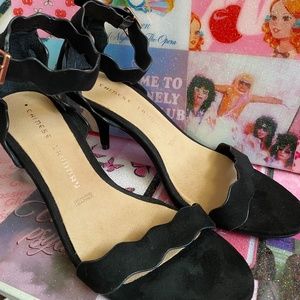 Brand new trendy black heels